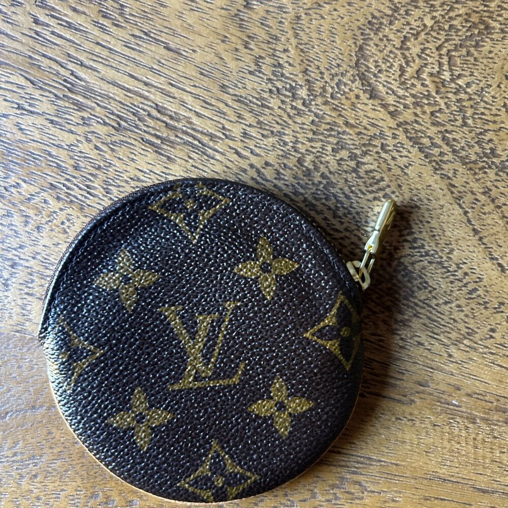 Authentic Louis Vuitton Round Coin Purse - Picture 4 of 9